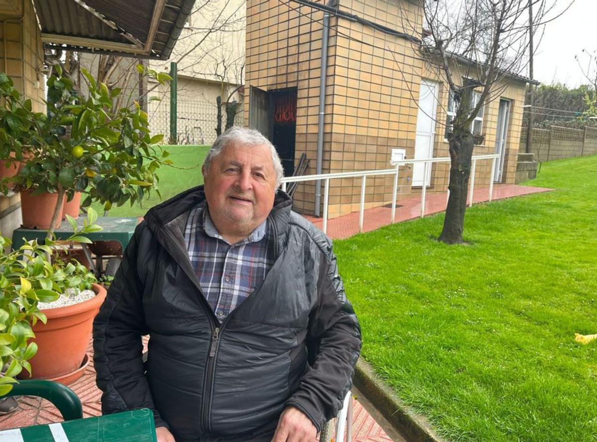 José Arbesú, en la zona de jardín de su casa de Bobes.