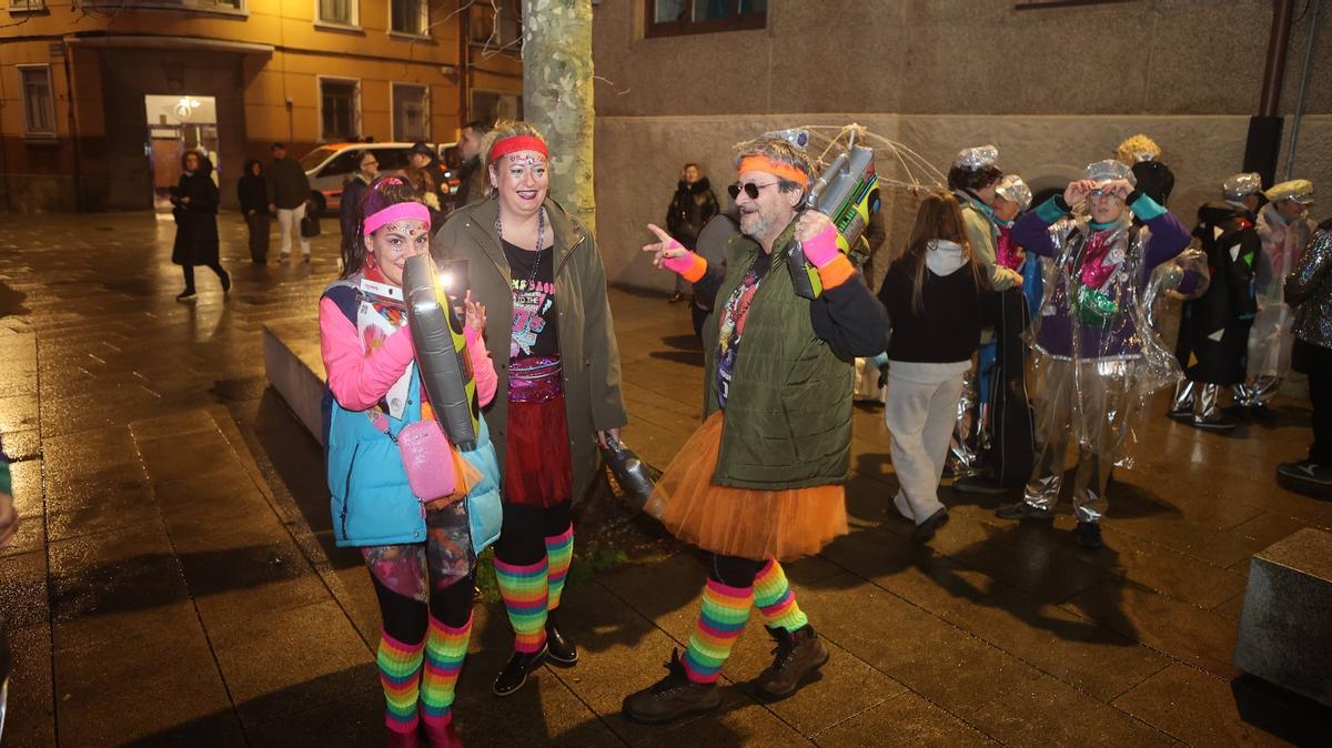 Los 'súbditos' del Momo celebran la llegada del Entroido contra viento y marea