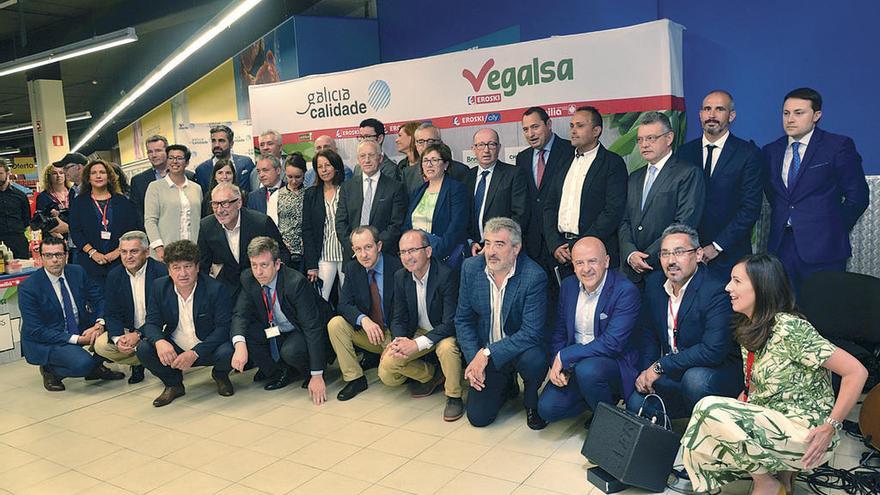 Foto de familia tras la presentación de la iniciativa de Galicia Calidade y Vegalsa-Eroski. // Faro