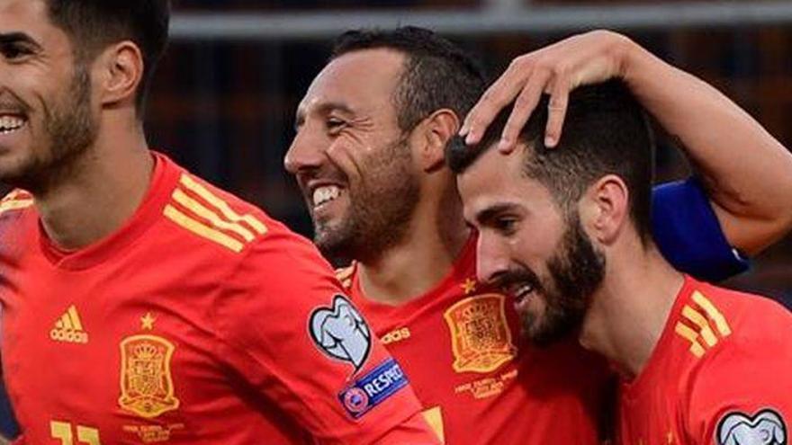 Cazorla capitanea la goleada de la Roja