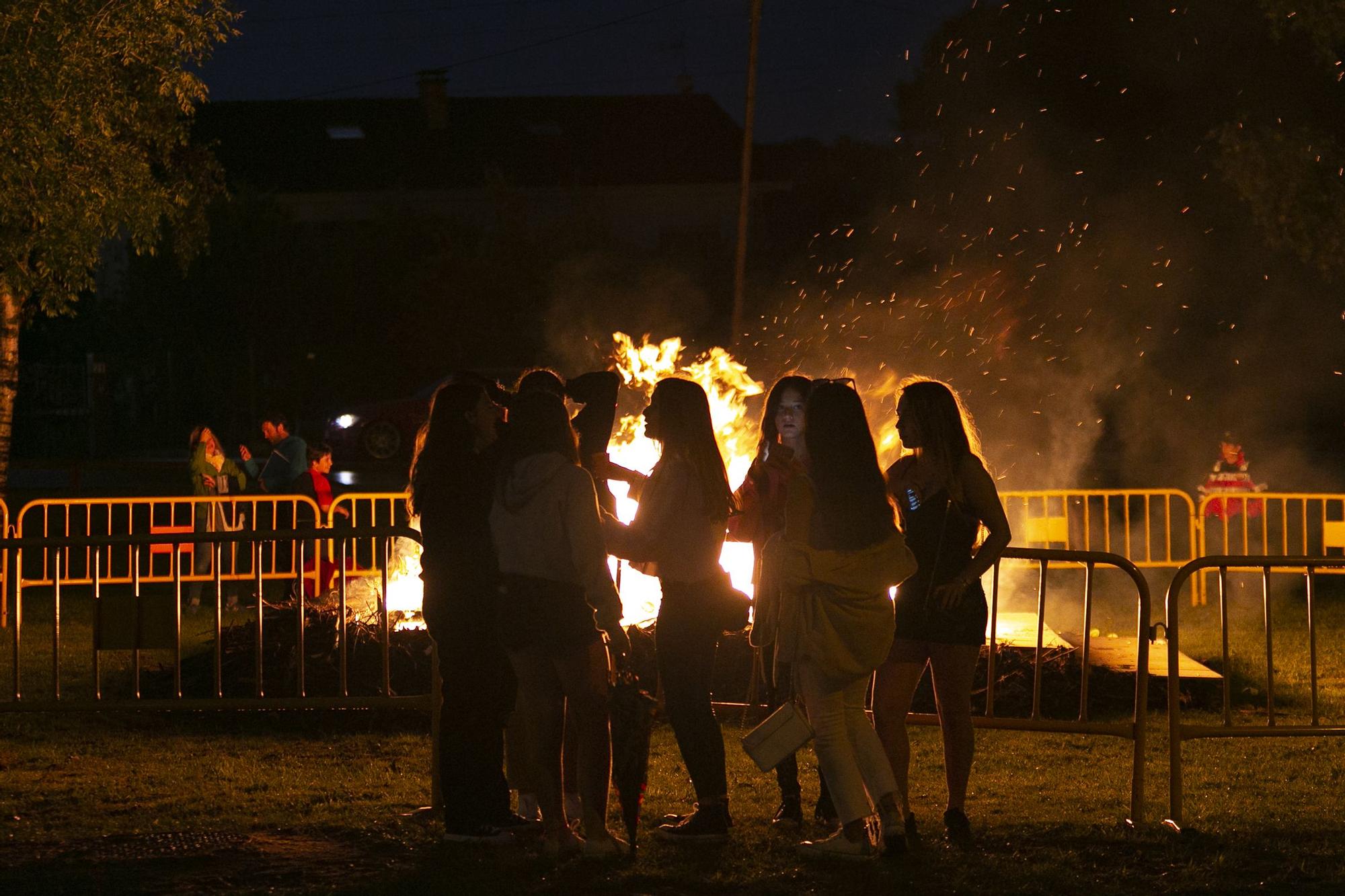 Las hogueras de San Xuan iluminan de nuevo la noche en toda Asturias