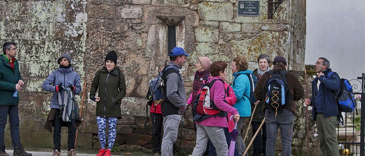 Peregrinos del proyecto “Deza, dous camiños”, a su llegada a Lalín.  | // BERNABÉ/ANA AGRA