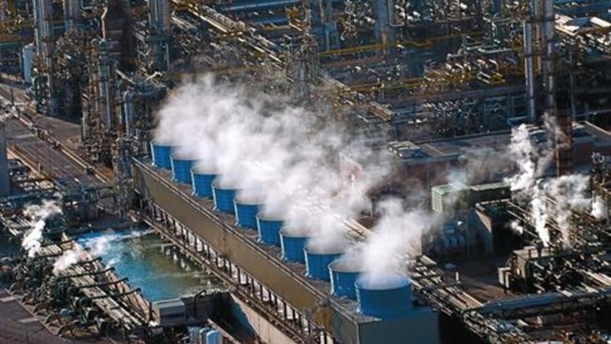 Vista aérea de la petroquímica de Tarragona, en mayo del 2009.