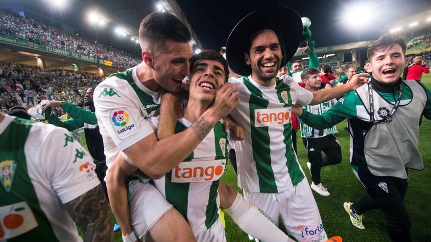 Los jugadores del Córdoba CF celebran la permanencia en Segunda tras cuatro victorias seguidas.