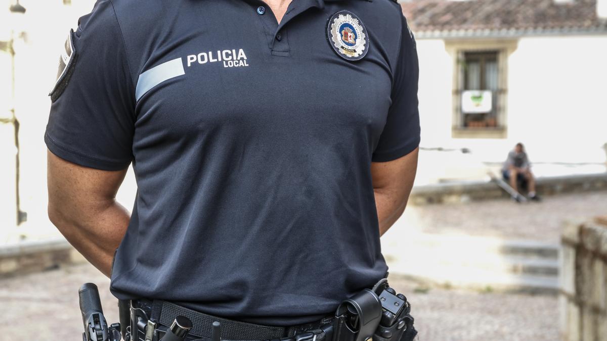 Agentes de Policía Local refuerzan el control sobre las normas de seguridad.