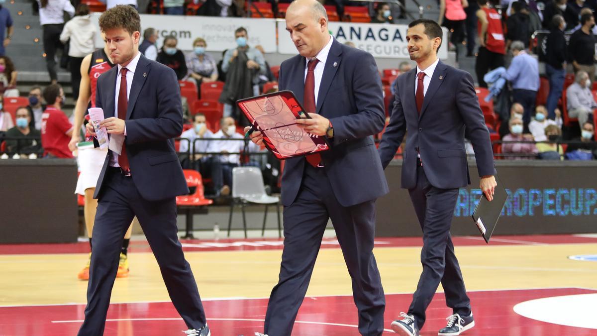 Jaume Ponsarnau se dirige al vestuario junto a Nacho Juan y Aleix Durán.