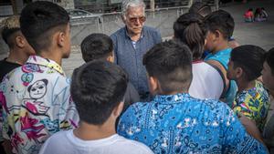 Manuel Cortés, líder de la comunidad gitana de San Roque (Badalona), charla con un grupo de niños y adolescentes del barrio, el pasado miércoles.