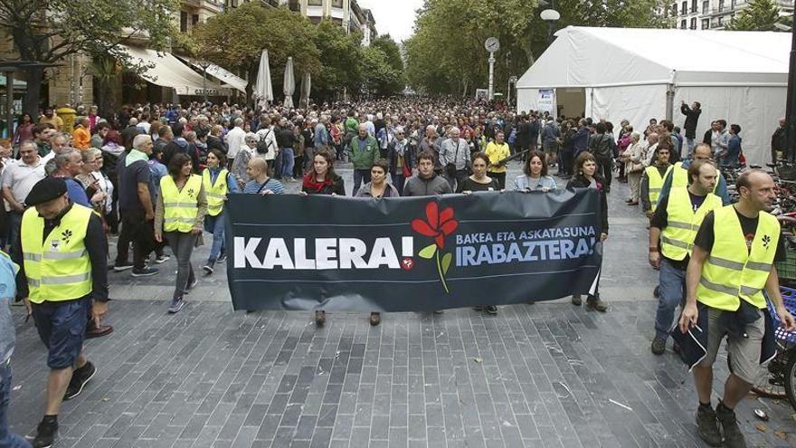 Medio millar de personas piden en San Sebastián la libertad de presos de ETA