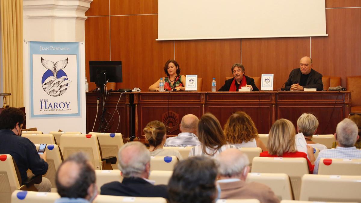 Jean Portante durante la presentación de su novela en el Aula Magna de la Facultad de Filosofía y Letras