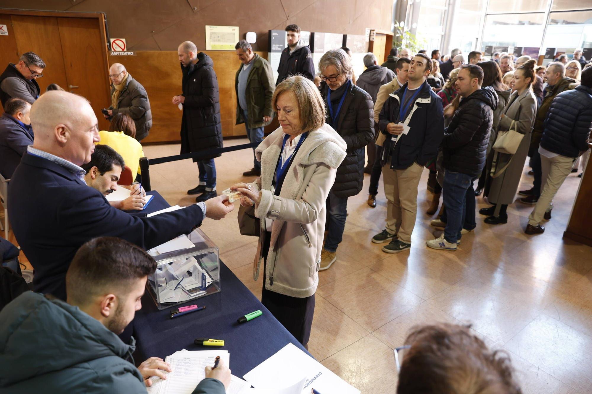 La votación en el congreso del PP de Gijón, en imágenes