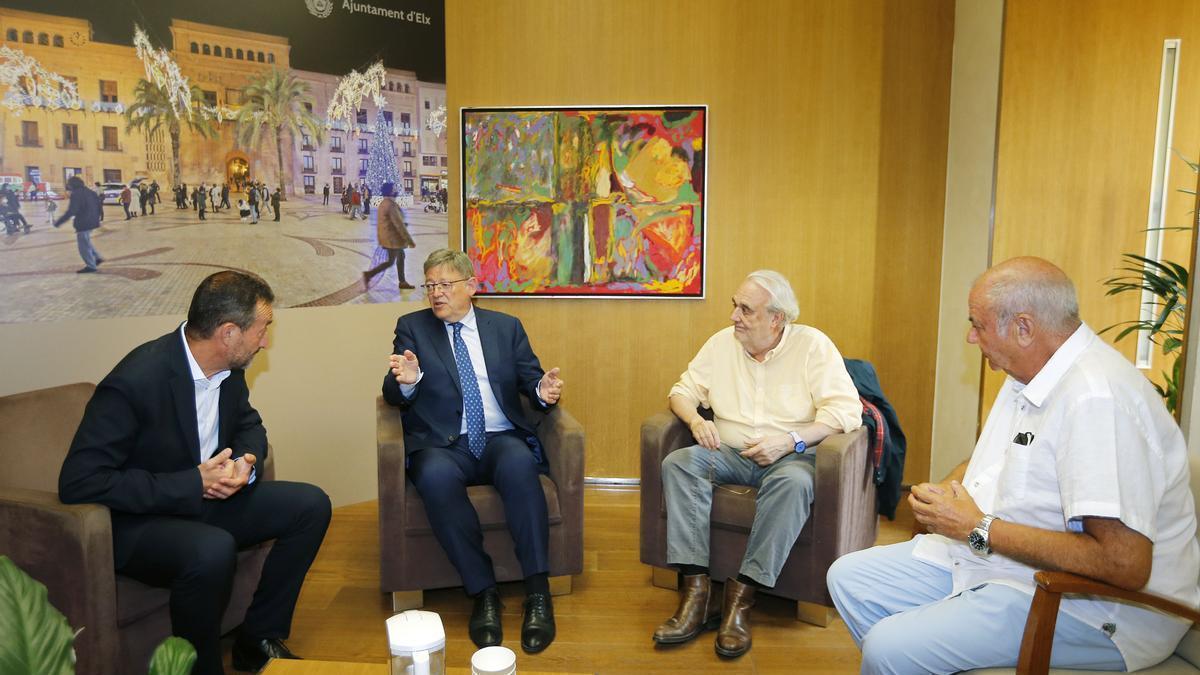 Carlos González, Ximo Puig, Manuel Gutiérrez Aragón y Antonio Rodes, reunidos en Elche.