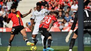 Vinicius ante Maffeo, su gran rival en el Mallorca