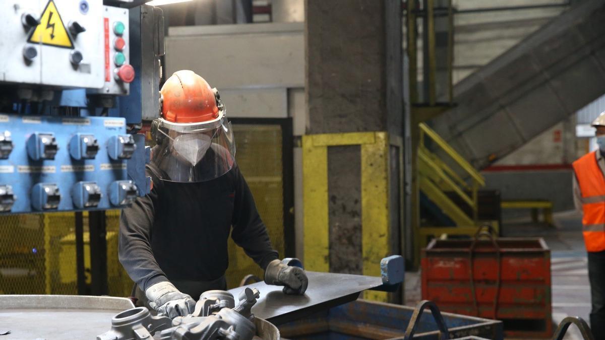 Un trabajador durante su jornada laboral en el sector industrial en Canarias.
