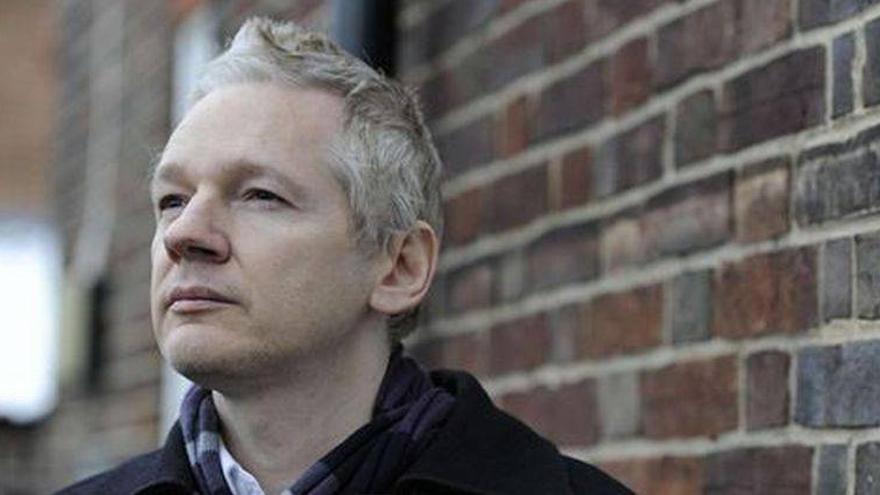 Ecuador llama a su embajadora en Reino Unido para abordar el asilo de Assange