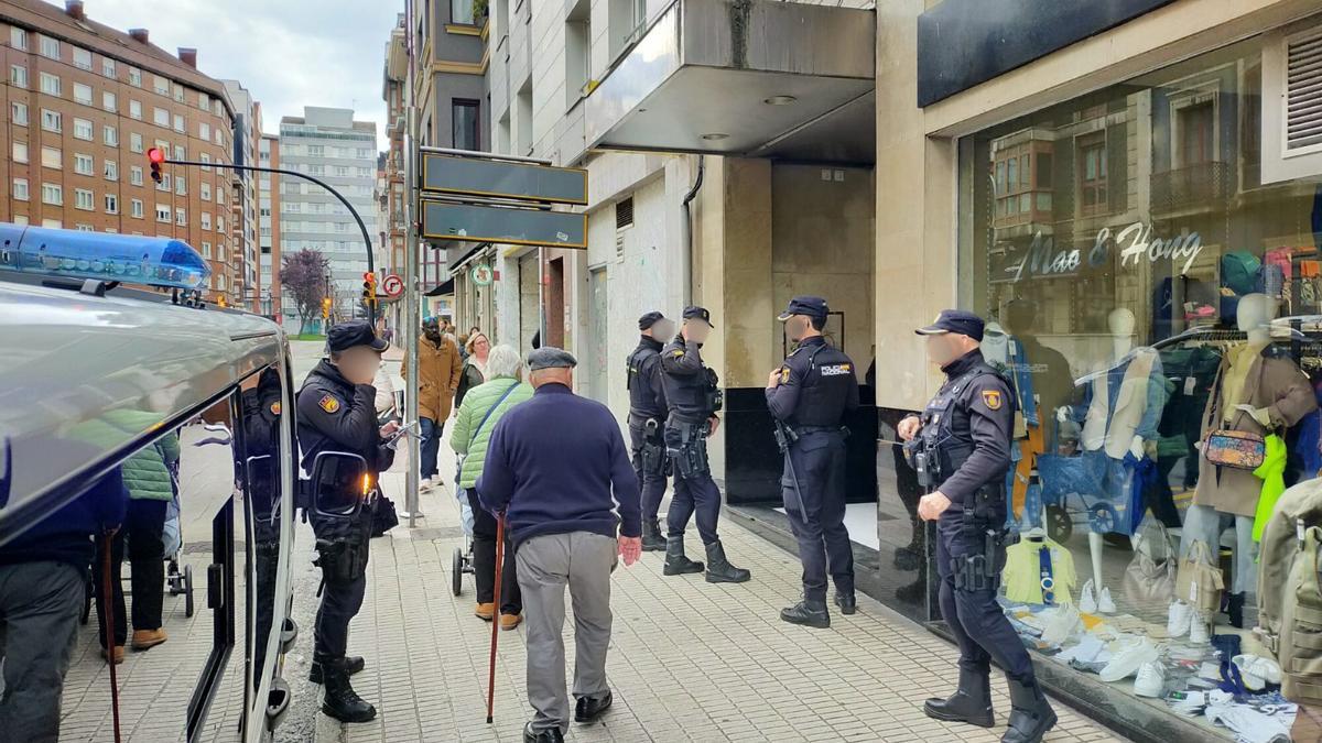 Dispotivo policial en la calle 17 de agosto.