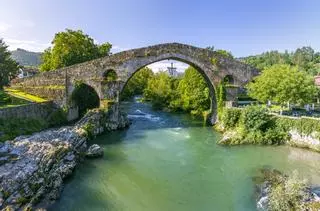 El pueblo con una cruz colgando bajo su puente medieval donde comer el mejor estofado de ternera de España