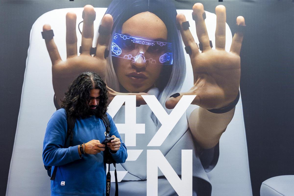 Un asistente junto al cartel promocional del 4YFN 2024