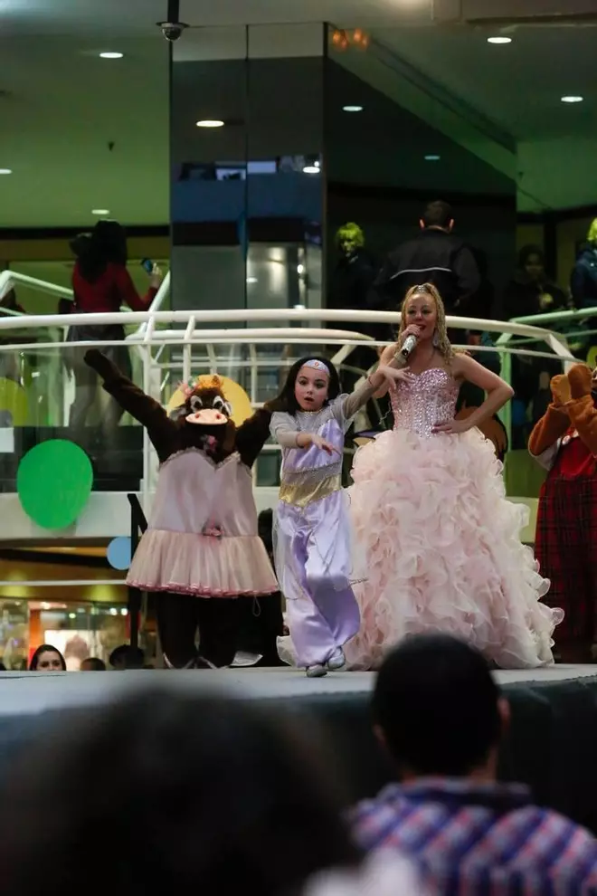 Desfile de disfraces en El Atrio