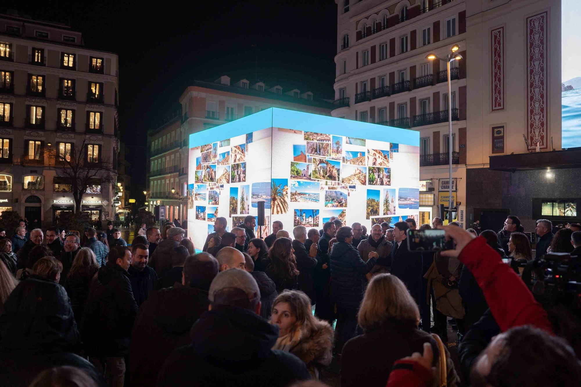 Alicante Costa Blanca inaugura su cubo LED promocional en Madrid con motivo de FITUR