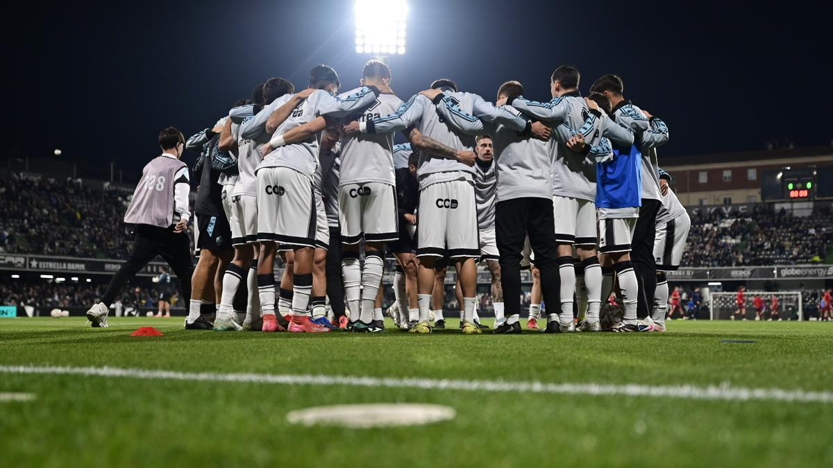 La arenga de los jugadores del CD Castellón previa a un encuentro en el SkyFi Castalia
