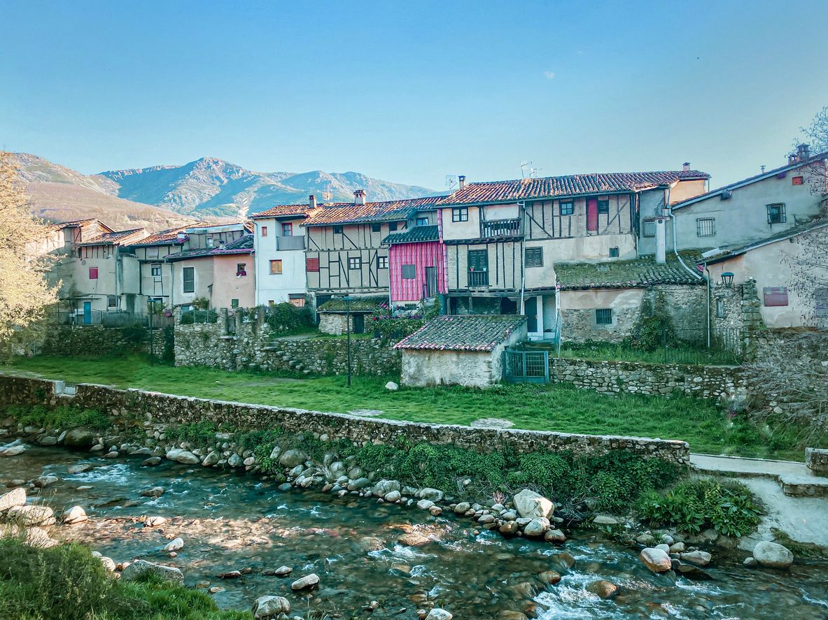 Hervás está bañado por el río Ambroz, afluente del Tajo.