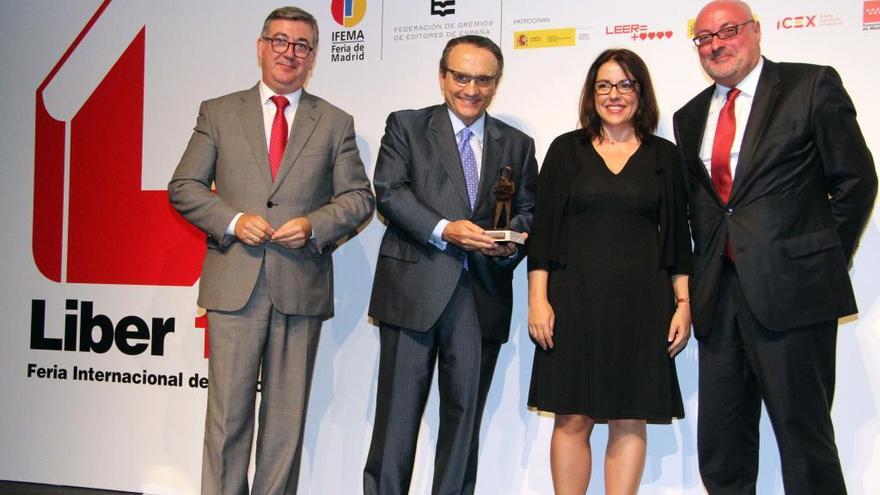 Javier Moll y Ángeles Rivero recogen el premio.