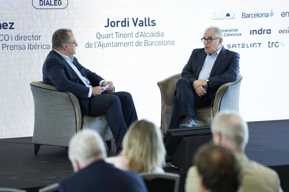 Albert Sáez, director de El Periódico, conversa con Jordi Valls, cuarto teniente de alcalde del Ayuntamiento de Barcelona, en el marco del II Foro Prensa Ibérica sobre Paz y Seguridad en Europa.