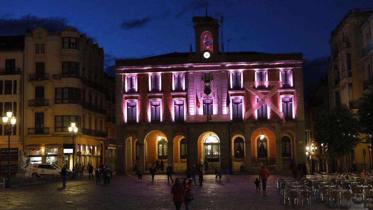 La fachada del Ayuntamiento de Zamora, en rosa por el cáncer de mama en pasadas ediciones.