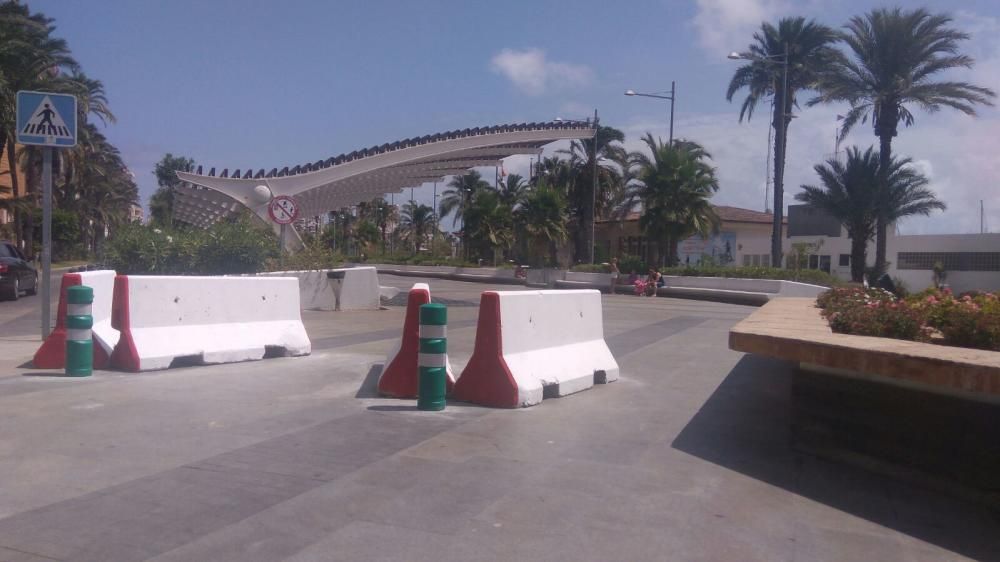 Actuales bloques de hormigón que serán sustituidos por 22 maceteros "barrera" en los paseos de Torrevieja