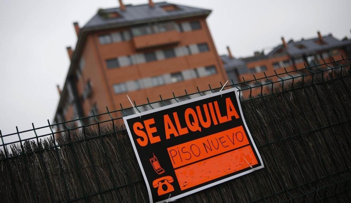 Un cartel anunciando el alquiler de un piso de nueva construcción.