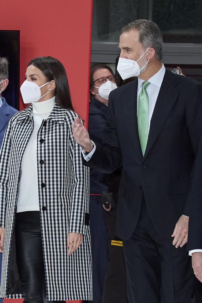 La reina Letizia con abrigo de cuadros vichy