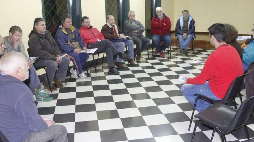 Un momento de la asamblea celebrada ayer en la Casa da Cultura de Seixo. // Santos Álvarez