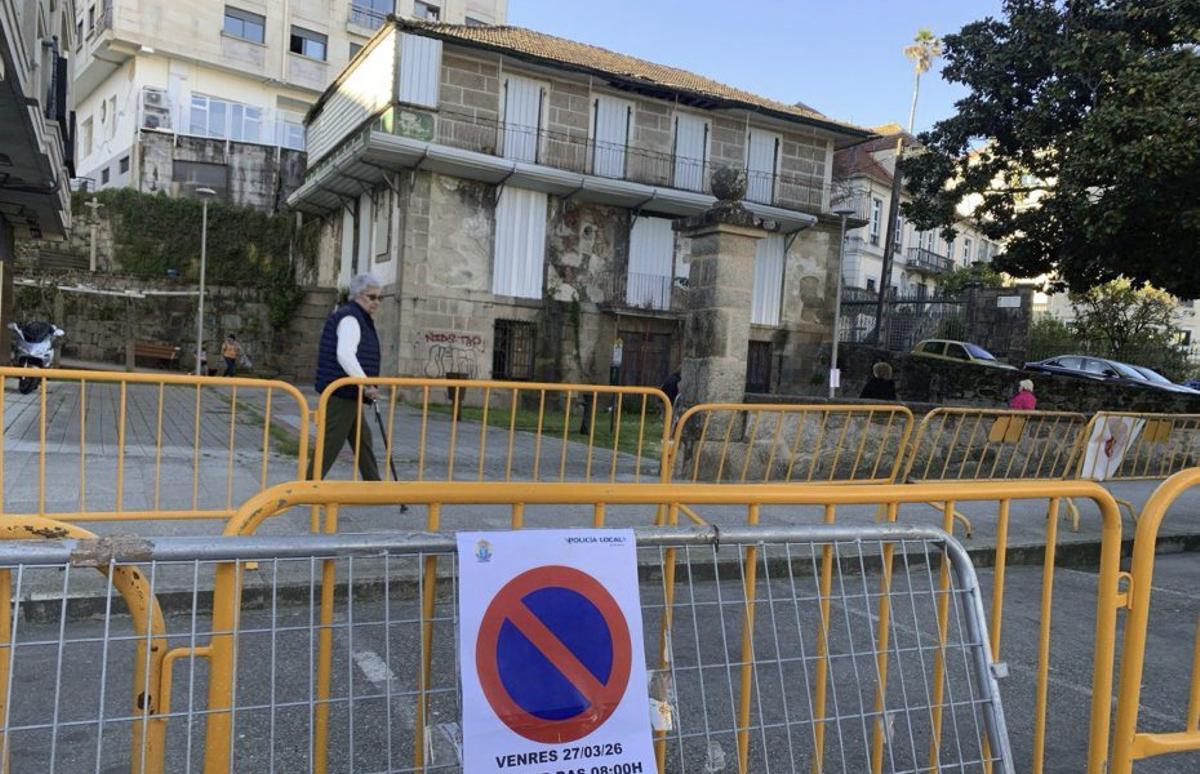 La praza da Petanca, ayer, con las vallas para iniciar la obra. | A. PINACHO