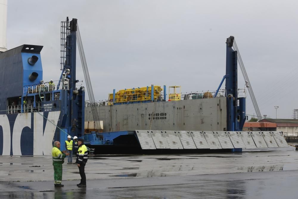 La espectacular carga de un barco corta la navegac