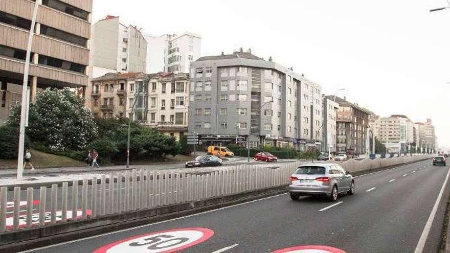 Señales pintadas en el pavimento del acceso a la ciudad por la avenida Alfonso Molina.