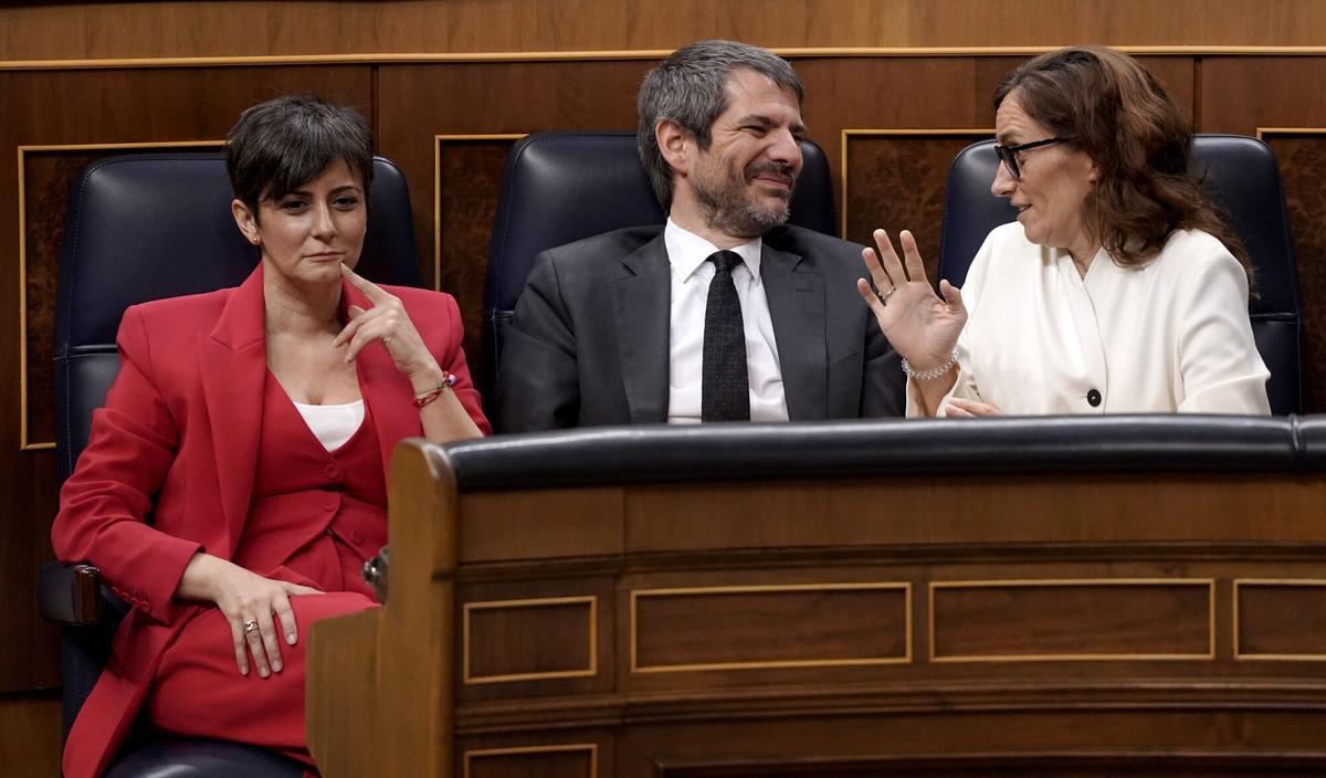 La ministra de Vivienda, Isabel Rodríguez, junto a los ministros de Sumar Ernest Urtasun y Mónica García este miércoles en la sesión de control al Gobierno.