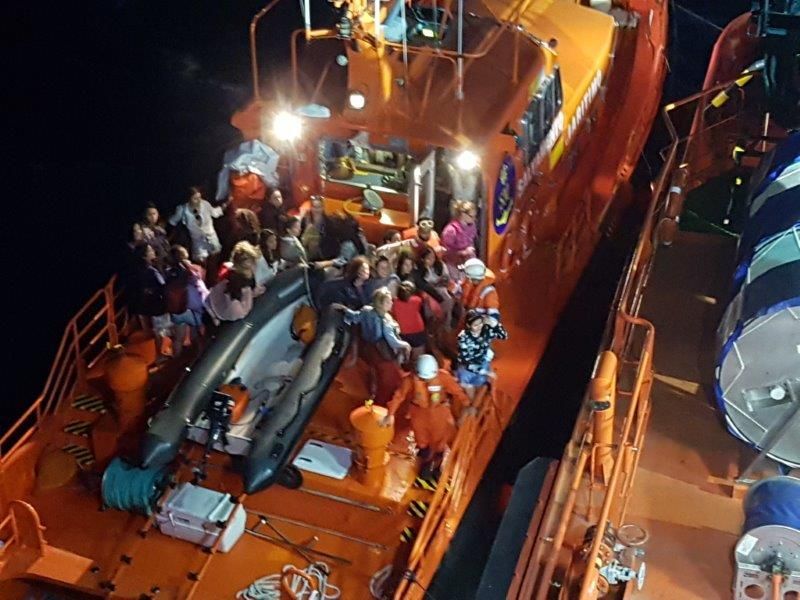 Ausflugsschiff strandet in der Bucht von Palma