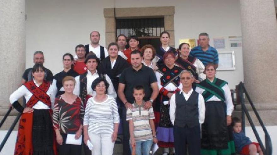 Alumnos y profesores de la Escuela de Folclore a las puertas del Ayuntamiento de Almeida.