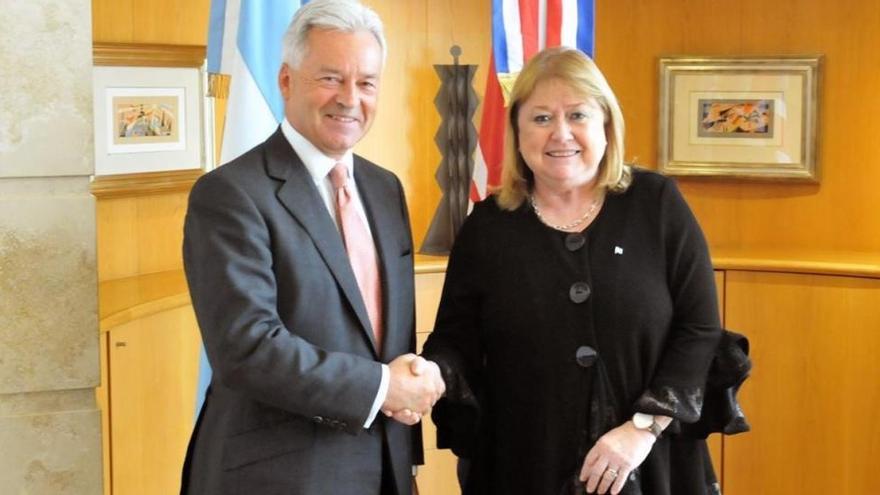 Argentina y el Reino Unido acuerdan dialogar para mejorar la cooperación sobre las Malvinas