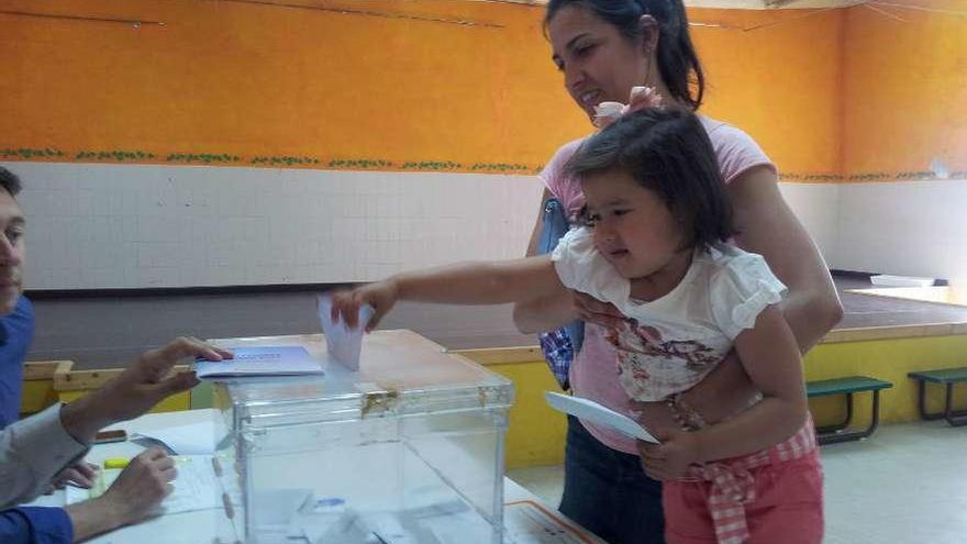 Una vecina votando con su hija en las pasadas municipales de 2015. // G.N.