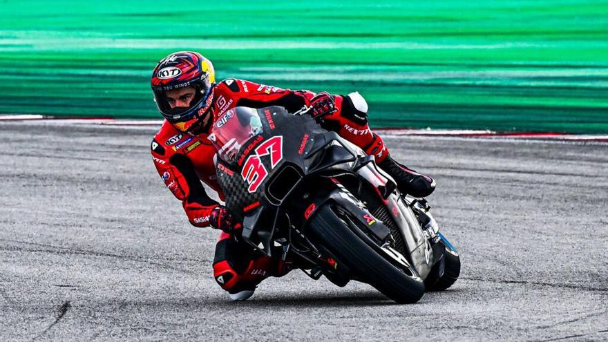 Augusto Fernández traza una curva en el circuito de Sepang.