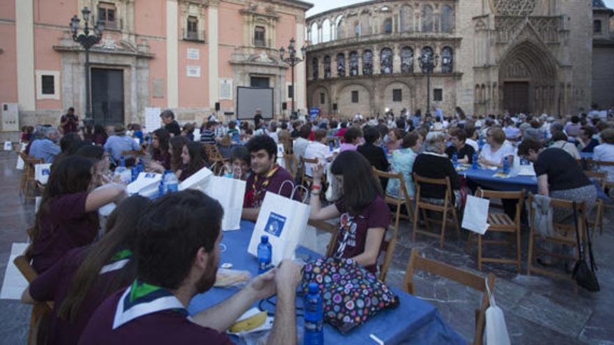 Pan, aceite y una fruta para 600 comensales contra el hambre