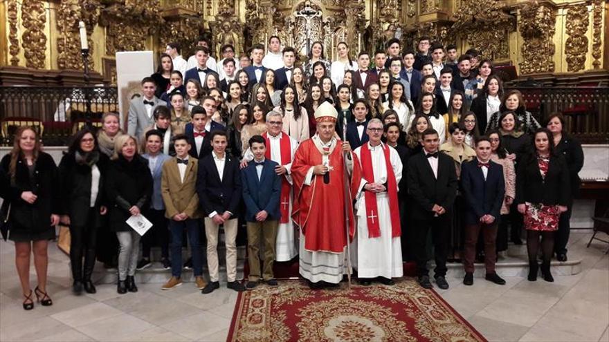 El arzobispo confirma a 65 jóvenes y anima a mantener la fe en Jesús