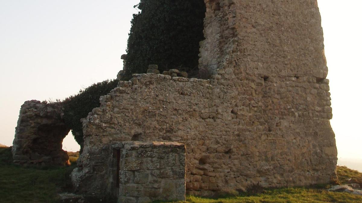 La torre de Peracamps conserva dret el mur de ponent