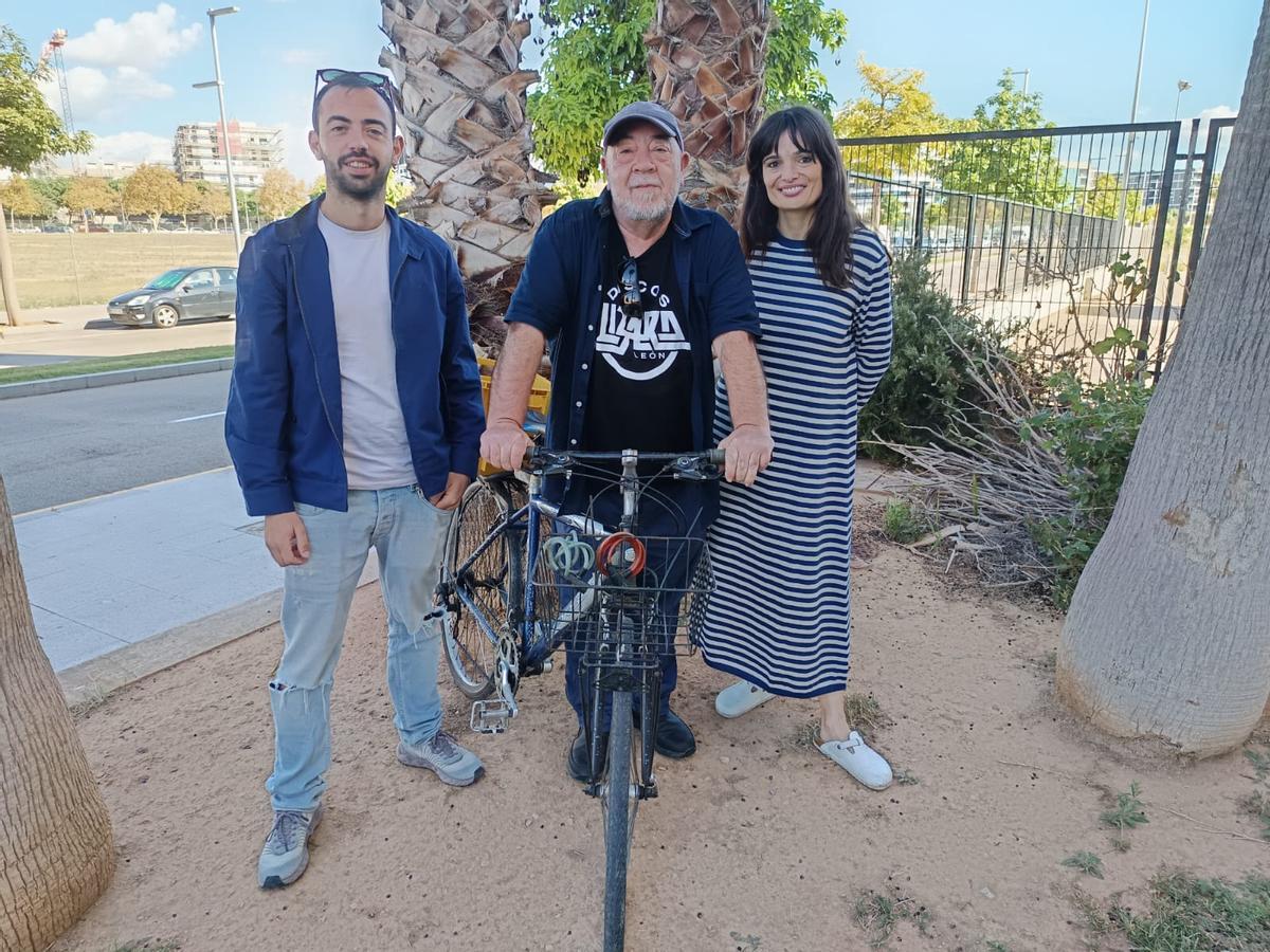 Mané Capilla y su inseparable bicicleta, junto a los dos responsables del documental, Rubén y Angy