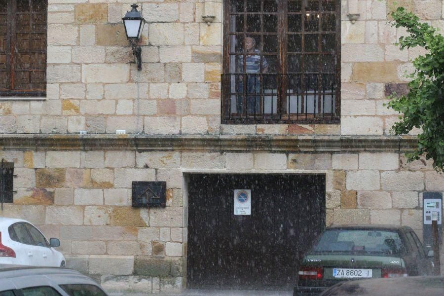 Un chaparrón sorprende a los zamoranos