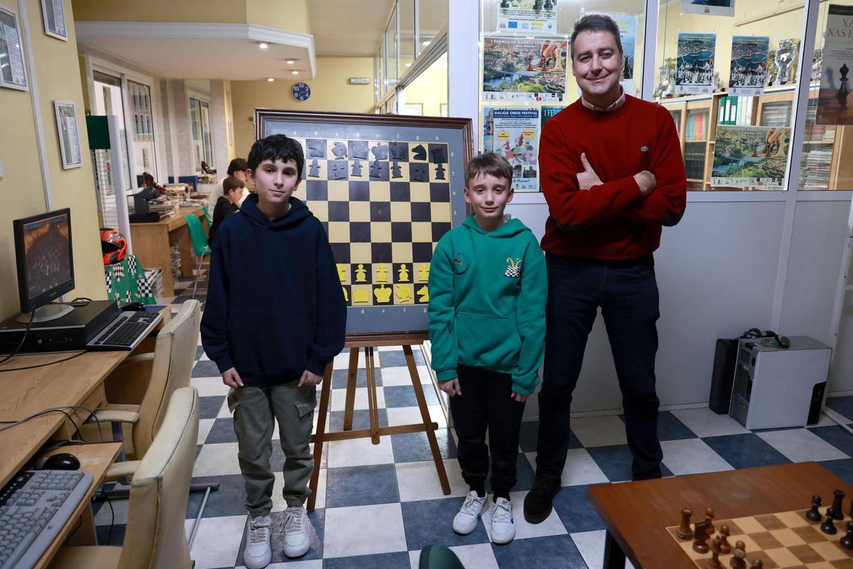 Roberto Páramos, con sus dos discípulos.