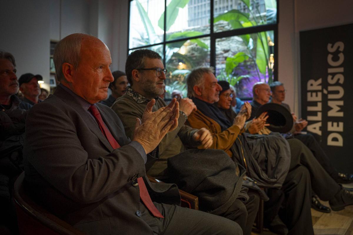 Barcelona. 12 de diciembre del 2025. Taller de Músicos clou, con Lluis Cabrera, este 2025 con presentación de un libro coral, 45 años en la Librería Byron. Fotos de Sandra Roman