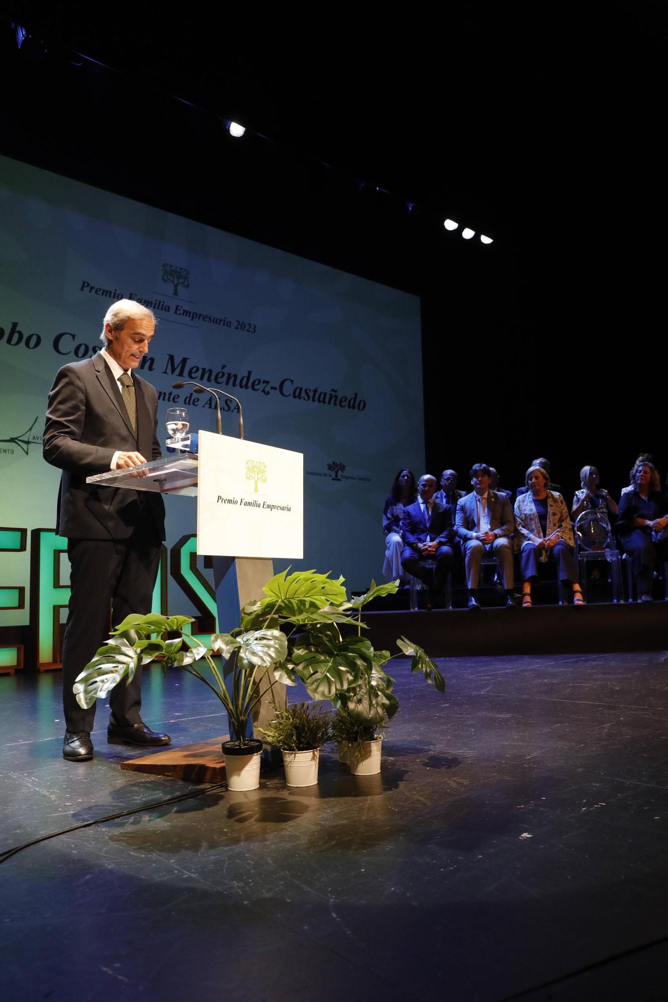 Entrega del premio "Familia Empresaria" a la familia Cosmen Menéndez-Castañedo