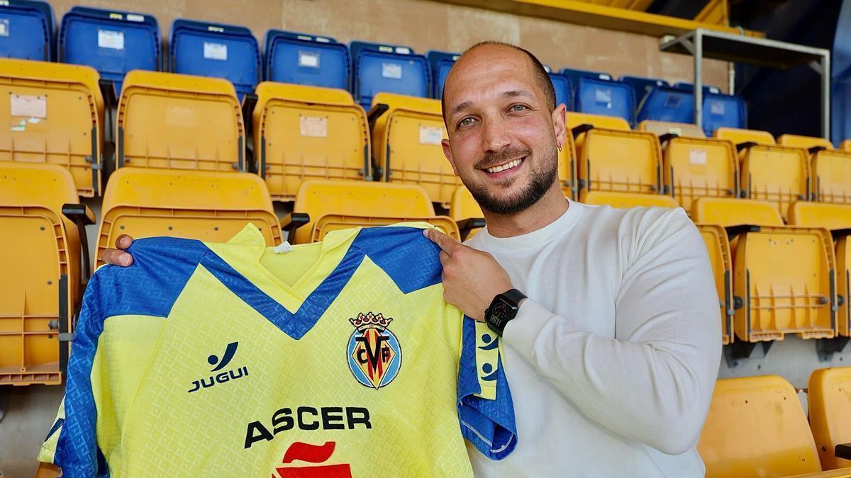 Vídeo | Josep Cabrera, sobrino de Pasqualet, muestra a Mediterráneo una colección única de camisetas del Villarreal